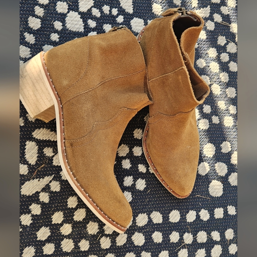 Crevo Nordstrom Boot Clara Bootie in Suede Tan 6 New